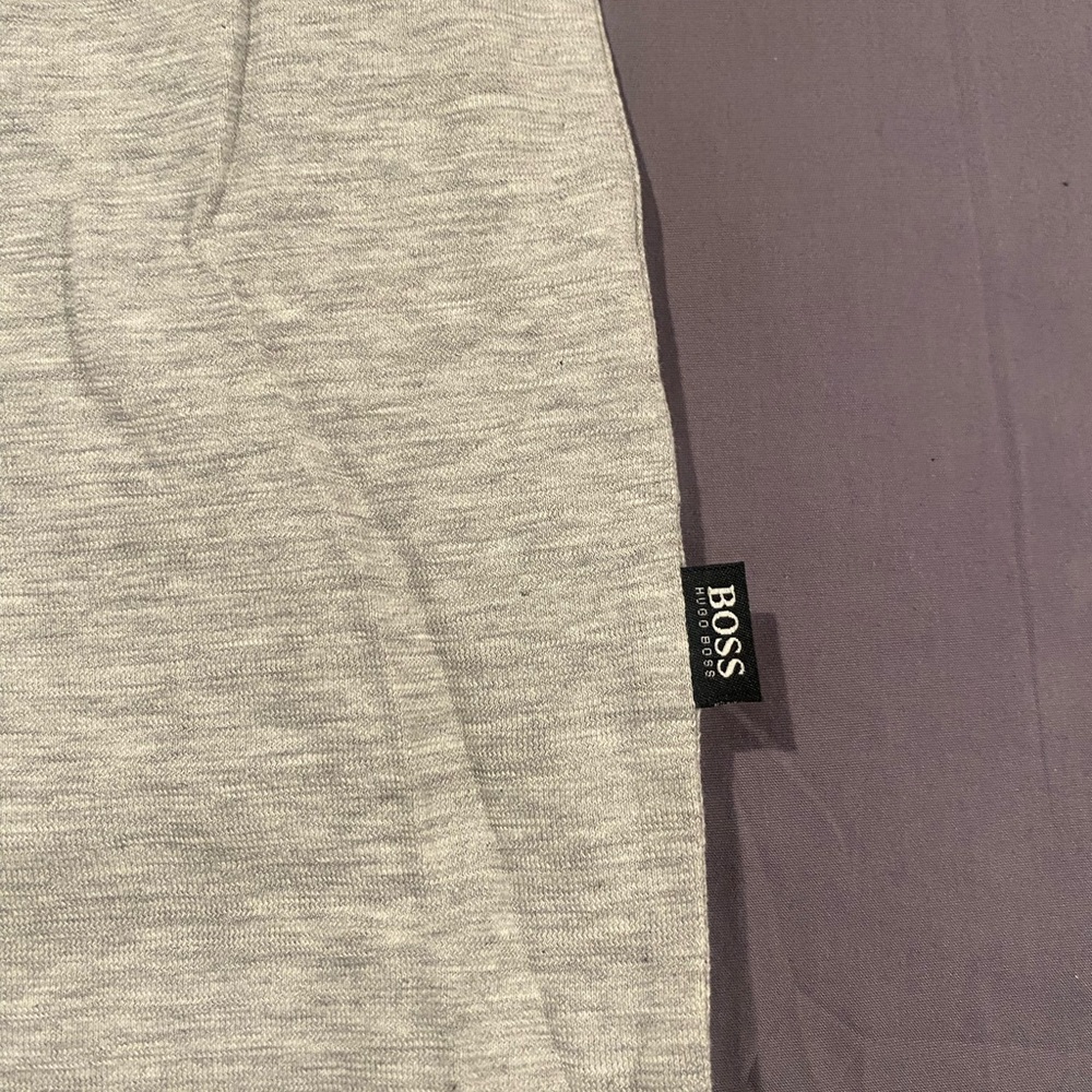 BOSS Men's V-neck Gray T-shirt - Picture 6 of 6